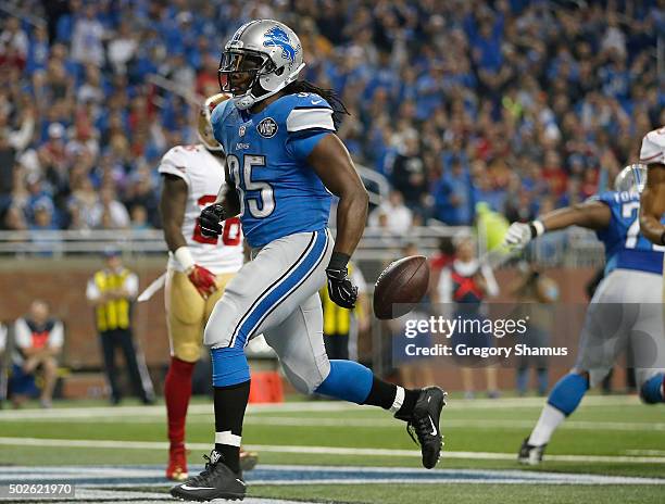 Joique Bell of the Detroit Lions celebrates a second quarter touchdown against the San Francisco 49ers at Ford Field on December 27, 2015 in Detroit,...