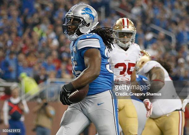 Joique Bell of the Detroit Lions carries the ball for a second quarter touchdown against the San Francisco 49ers at Ford Field on December 27, 2015...