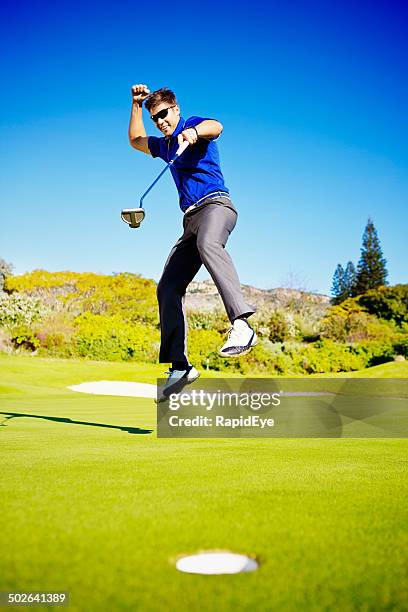 saltos de alegría, los golfistas se celebra la pelota! - hole in one fotografías e imágenes de stock