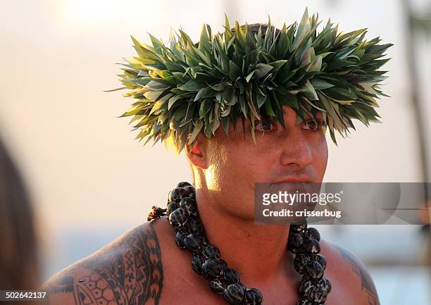 danseuse de hula hoop à une luau à maui, hawaï - hawaiian lei photos et images de collection