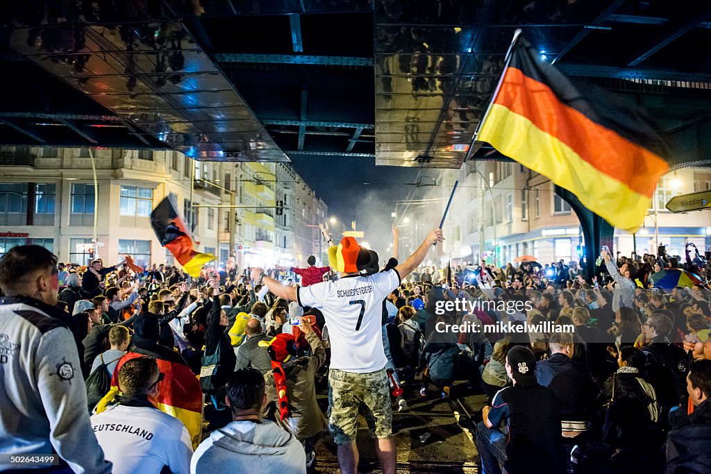 Deutschland gewinnt die Fußball-Weltmeisterschaft und feiert