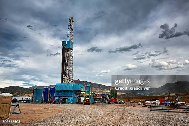 aceite torre perforadora - fracking fotografías e imágenes de stock