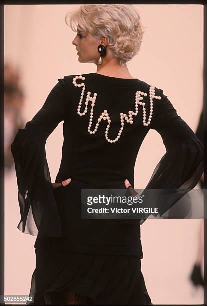 Linda Evangelista walks the runway during the Chanel Ready to Wear show as part of Paris Fashion Week Fall/Winter 1991-1992 in March, 1991 in Paris,...