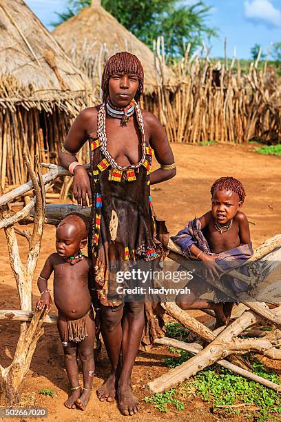 woman from hamer tribe with her children, ethiopia, africa - african tribal culture 個照片及圖片檔