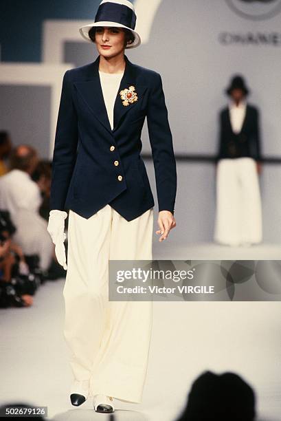 370 Chanel Spring Summer 1990 Fashion Show Stock Photos, High-Res Pictures,  and Images - Getty Images