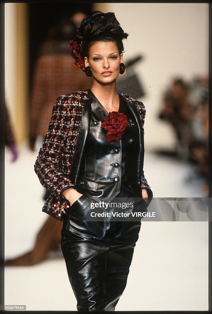 Linda Evangelista walks the runway during the Chanel Ready to Wear  Nieuwsfoto's - Getty Images