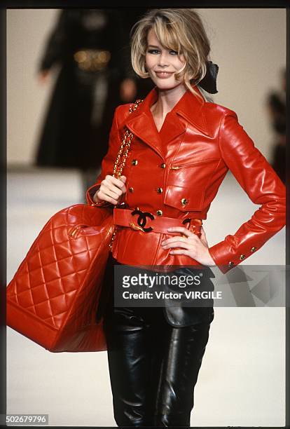Claudia Schiffer walks the runway during the Chanel Ready to Wear show as part of Paris Fashion Week Fall/Winter 1992-1993 in March, 1992 in Paris,...