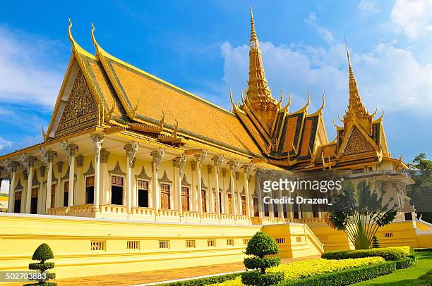 monaci palazzo reale alla giornata di sole a phnom phen, cambogia - palazzo reale foto e immagini stock
