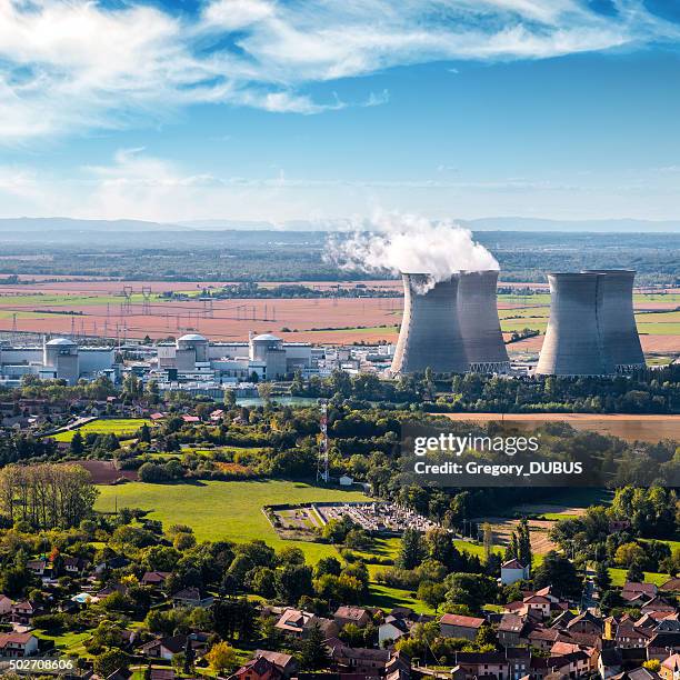 centrale nucléaire vue aérienne de paysage de campagne - nuclear energy photos et images de collection