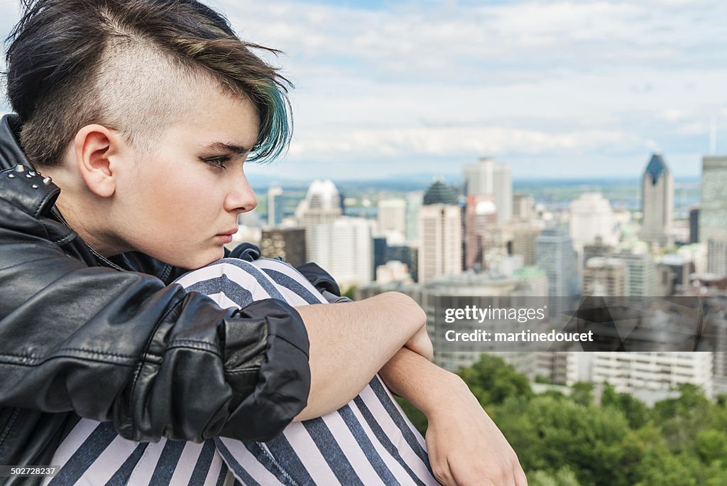 Androgino adolescente ribelle davanti a Montreal paesaggio urbano.