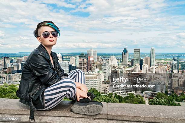 rebel andrógino adolescente en la parte delantera de la ciudad de montreal. - androgino fotografías e imágenes de stock