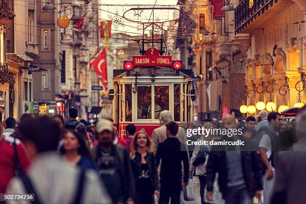 historische rote überfüllt straßenbahn auf der istiklal avenue in taksim, istanbul - sea of marmara stock-fotos und bilder