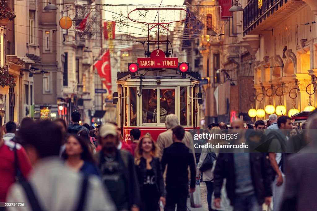 Histórico red bonde na movimentada Avenida Istiklal em Taksim, Istambul