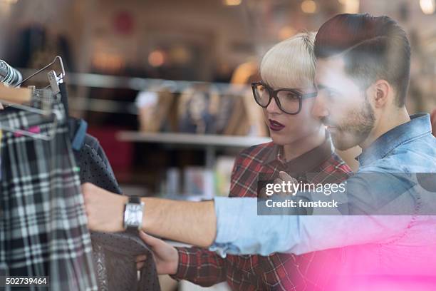 porofessional fashion stylist berät einkaufsmöglichkeiten - modestylistin stock-fotos und bilder