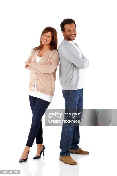 souriant mature couple debout sur blanc - homme debout fond blanc photos et images de collection