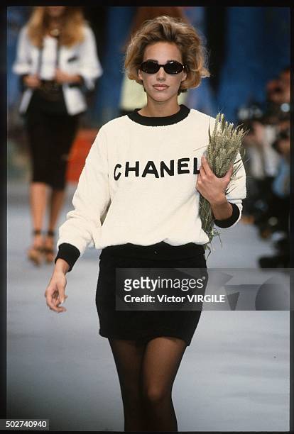 Emma Sojberg walks the runway during the Chanel Ready to Wear show as part of Paris Fashion Week Spring/Summer 1992-1993 in October, 1992 in Paris,...