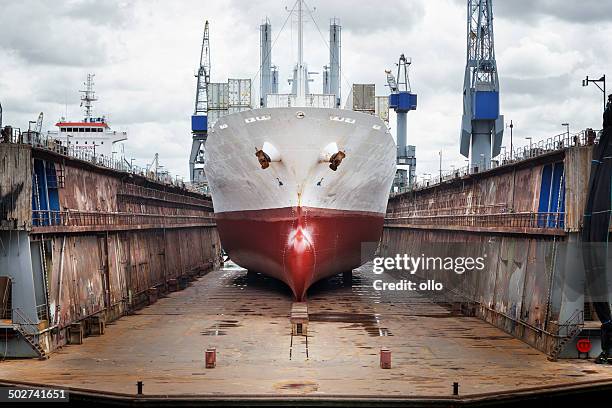 wharf, schiff und gantry kran, den hafen von rotterdam - trockendock stock-fotos und bilder