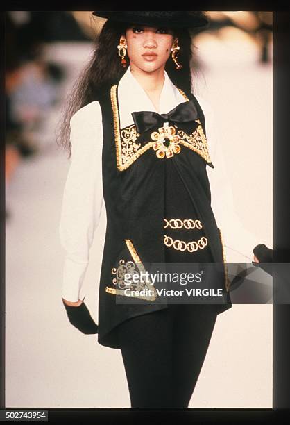 14 Chanel Runway Ready To Wear Fall/Winter 1990 1991 Stock Photos, High-Res  Pictures, and Images - Getty Images