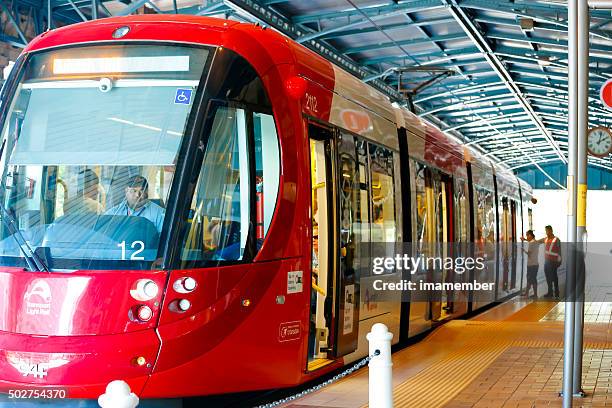 passagiere einsteigen light rail am hauptbahnhof in sydney - sydney buses stock-fotos und bilder