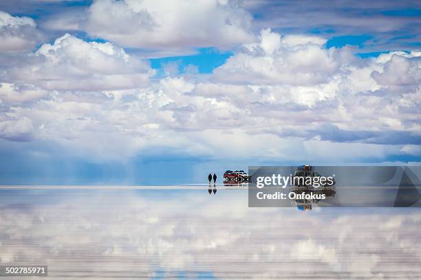 sports utility vehicle driving in the salar de uyuni, bolivia - salar de uyuni stock pictures, royalty-free photos & images