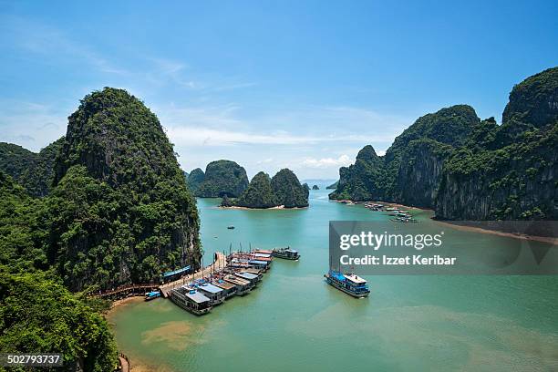 ha long bay view and boats, vietnam - ha long bay fotografías e imágenes de stock