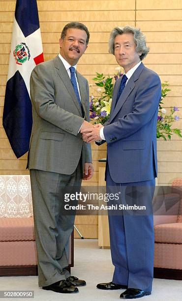 Dominican Republic President Leonel Fernandez and Japanese Prime Minister Junichiro Koizumi shake hands during their meeting at Koizumi's official...