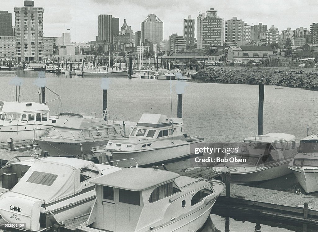 Vancouver/Coal Harbour; Stanley Park - Yaucht Club looking toward West end Apartments