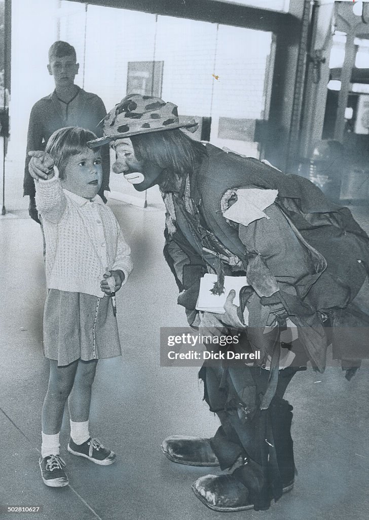 Clown Emmett Kelly Jr. wins friends all over the Ex.