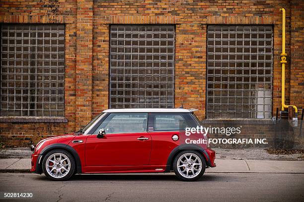 jcw rojo - mini cooper fotografías e imágenes de stock