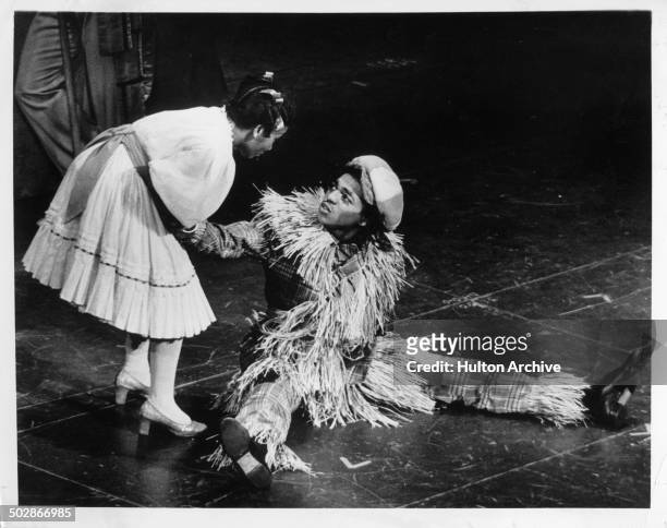 Stephanie Mills as Dorothy meets Hinton Battle as the Scarecrow in the Broadway play "The Wiz " circa 1975.