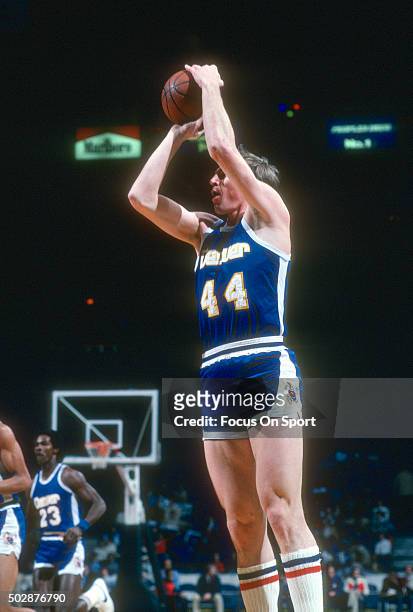 Dan Issel of the Denver Nuggets shoots against the Washington Bullets during an NBA basketball game circa 1981 at the Capital Centre in Landover,...