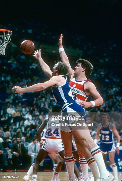 Dan Issel of the Denver Nuggets shoots over Jeff Ruland of the Washington Bullets during an NBA basketball game circa 1981 at the Capital Centre in...