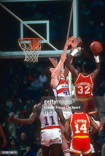 Dan Roundfield of the Atlanta Hawks shoots over Dave Corzine of the Washington Bullets during an NBA basketball game circa 1980 at the Capital Centre...