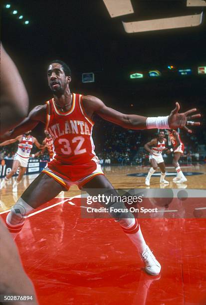 Dan Roundfield of the Atlanta Hawks in action against the Washington Bullets during an NBA basketball game circa 1980 at the Capital Centre in...