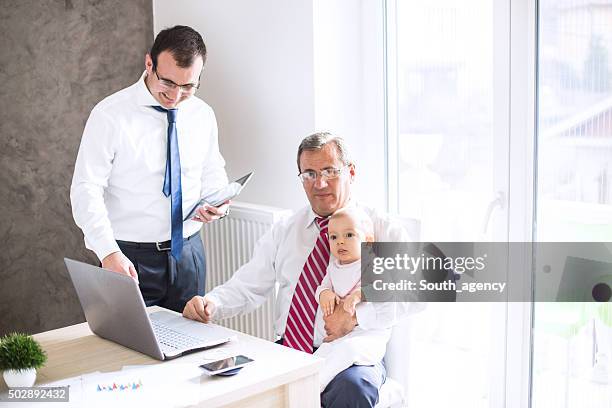 mehr zeit für die familie - großvater vater sohn business stock-fotos und bilder