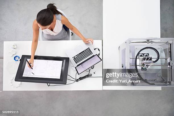 sie eine idee in ein objekt - design laptop woman stock-fotos und bilder