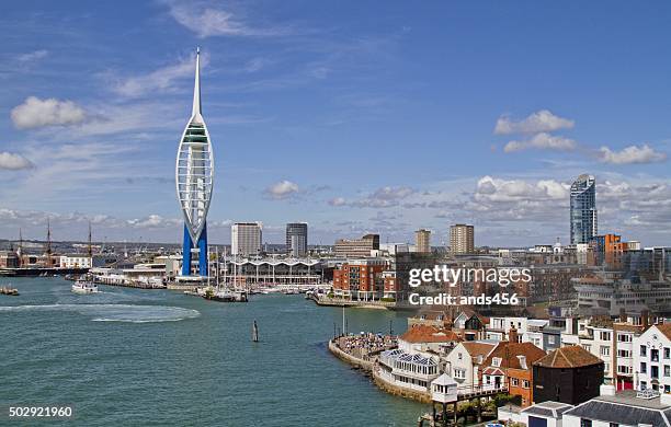 el spinnaker tower en portsmouth, inglaterra al puerto - portsmouth england fotografías e imágenes de stock