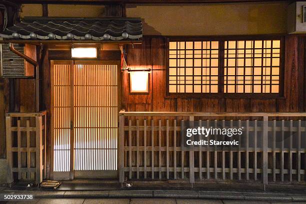 tradizionale giapponese edificio in gion-kyoto, giappone - japanese lantern foto e immagini stock