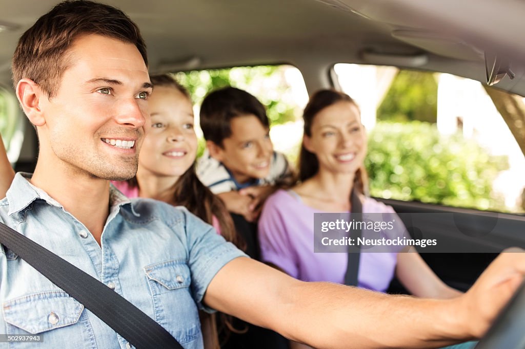 Familia disfrutando de viaje en automóvil