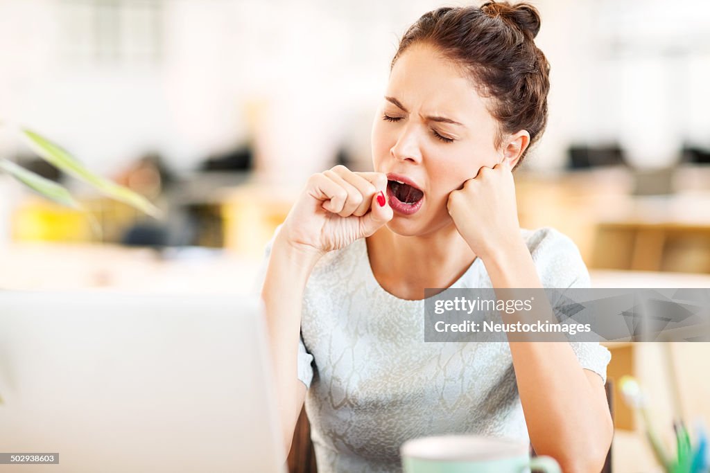 Unternehmer Gähnen im Büro