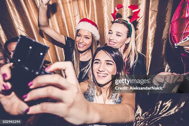 víspera de año nuevo autofoto tiempo - sombrero de fiesta fotografías e imágenes de stock