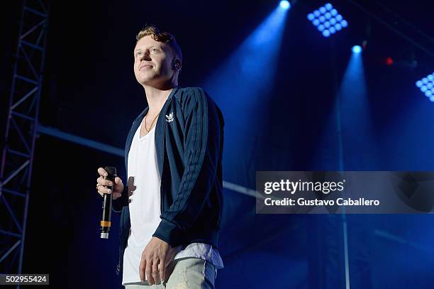 Macklemore performs during Capital One Orange Bowl Beach Bash on December 30, 2015 in Miami Beach, Florida.