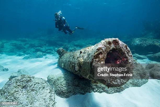 10,000 pound cannon. - shipwreck stock-fotos und bilder