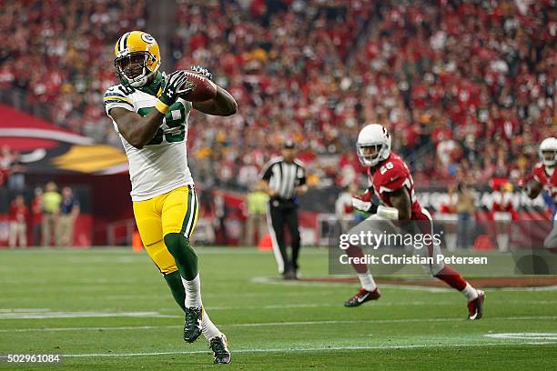 Wide receiver James Jones of the Green Bay Packers makes a reception against the Arizona Cardinals during the NFL game at the University of Phoenix...