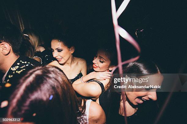 filles ayant une soirée ! - white people dancing photos et images de collection
