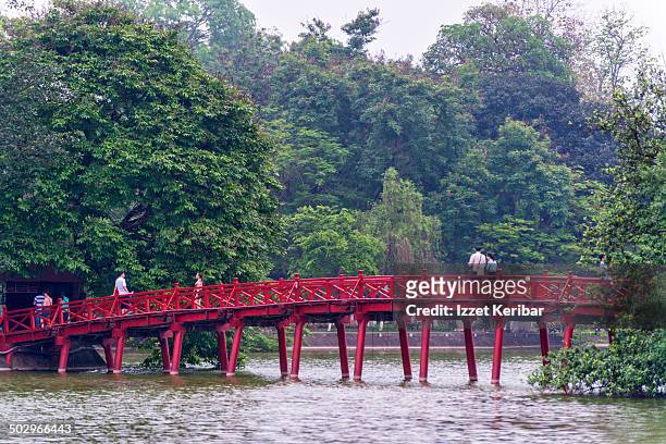 the huc bridge on hoan kiem lake, hanoi - hoan kiem lake photos et images de collection