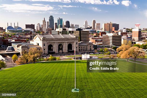 union station and downtown kansas city - kansas city stock-fotos und bilder