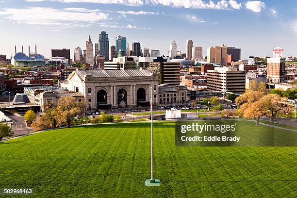 union station and downtown kansas city - missouri skyline stock pictures, royalty-free photos & images