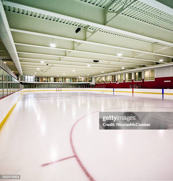 interior de hockey sobre hielo - pista de hockey de hielo fotografías e imágenes de stock