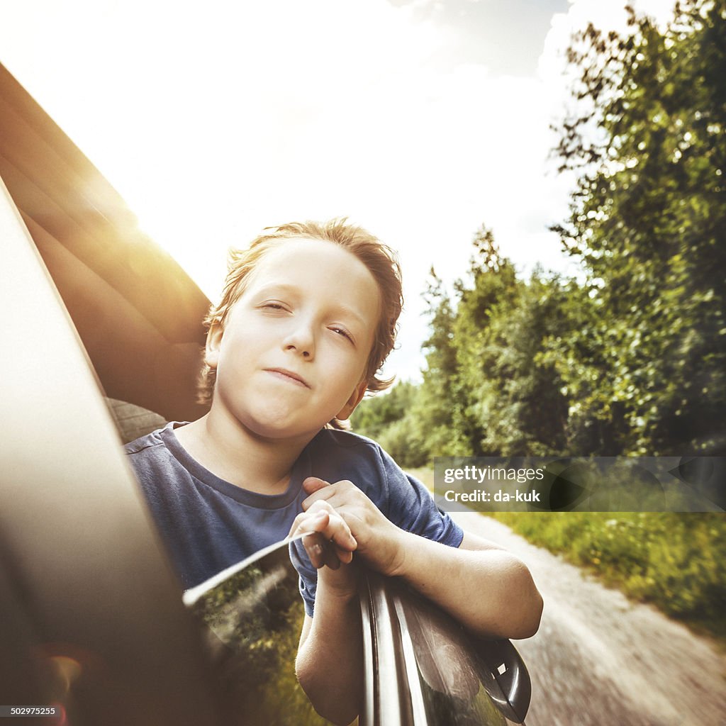 Glückliche junge Kind Sie ein Auto